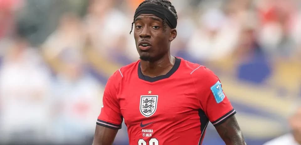 Jugador de Inglaterra con camiseta roja en el campo