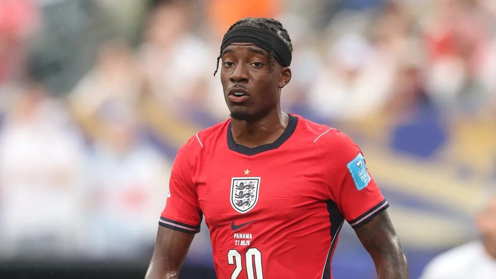 Jugador de Inglaterra con camiseta roja en el campo