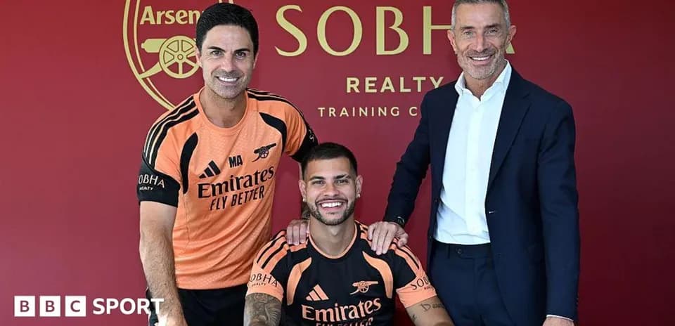 Entrenador y jugador firmando contrato en Arsenal