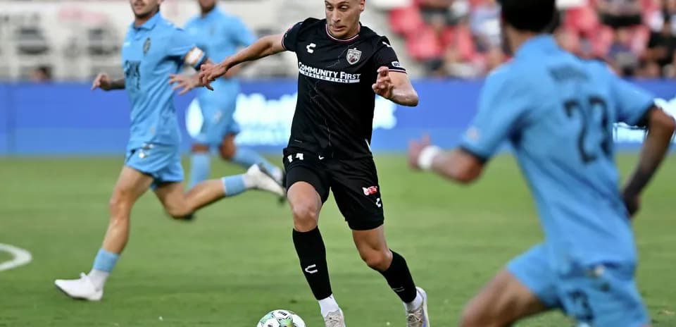 Jugador corriendo con el balón en el partido