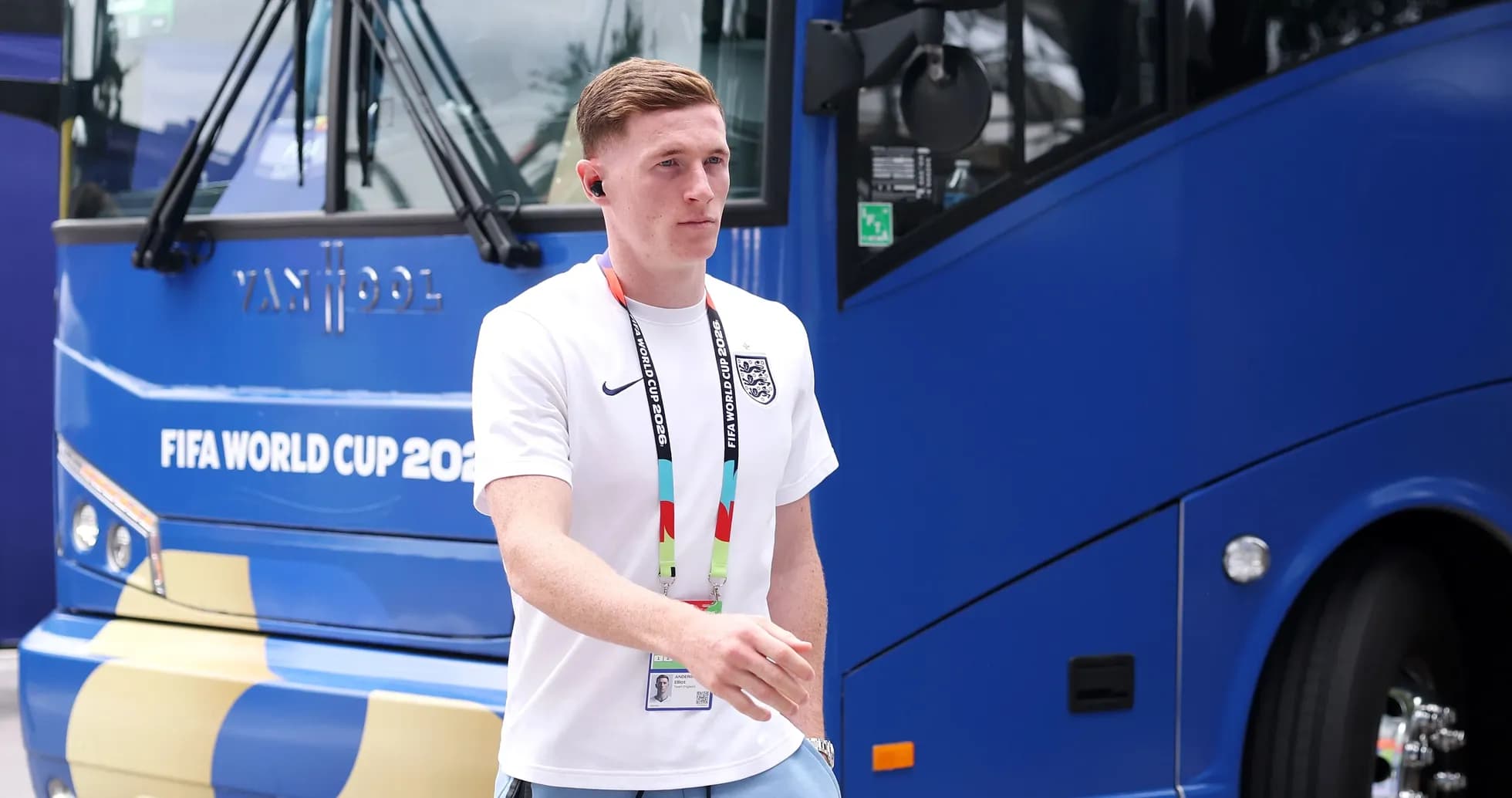 Jugador caminando junto a autobús del Mundial 2026