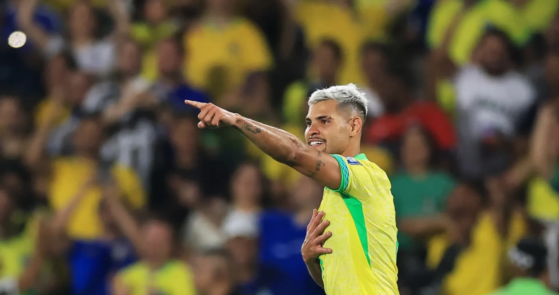 Jugador brasileño señalando a la afición en el estadio