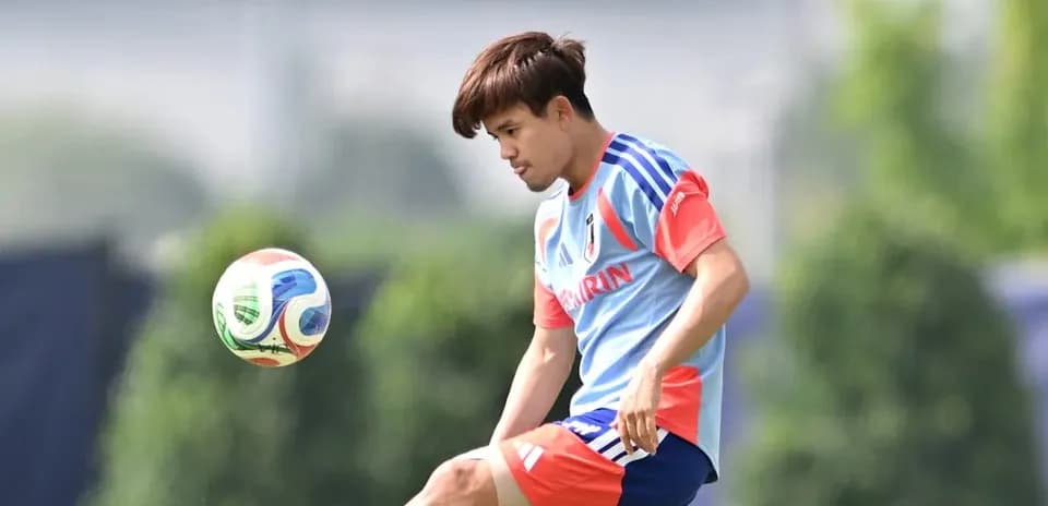 Jugador de Japón entrenando y controlando un balón