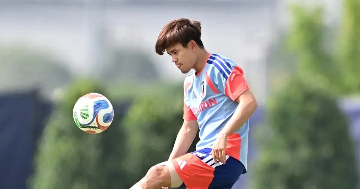Jugador de Japón entrenando y controlando un balón