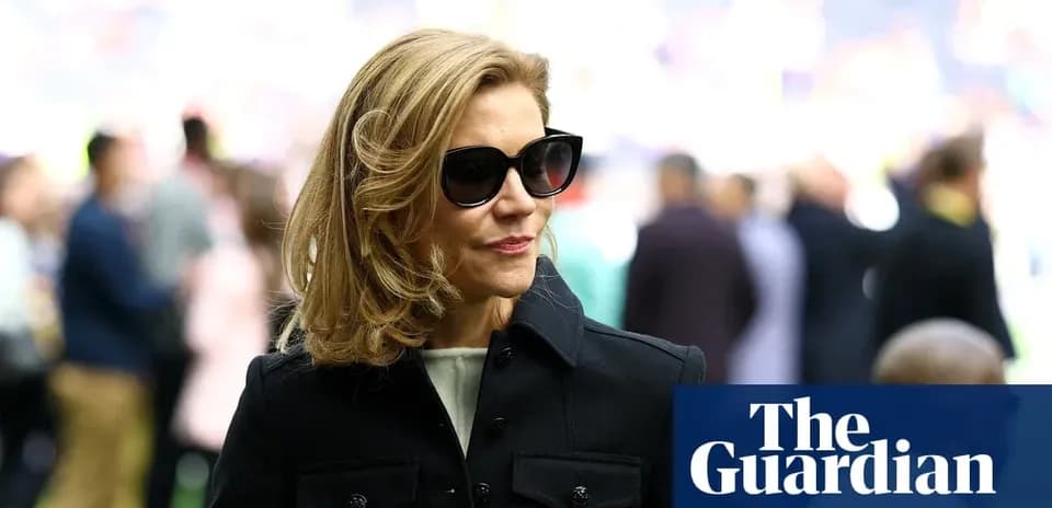 Mujer con gafas de sol en evento deportivo