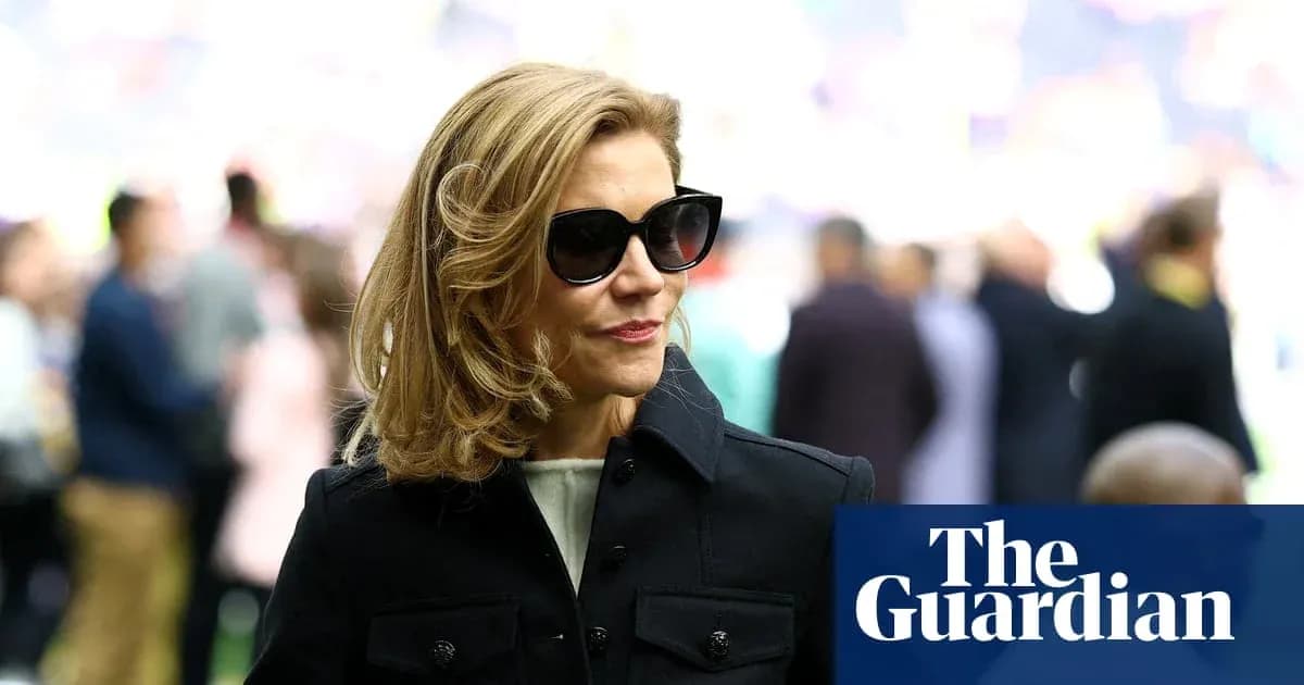 Mujer con gafas de sol en evento deportivo