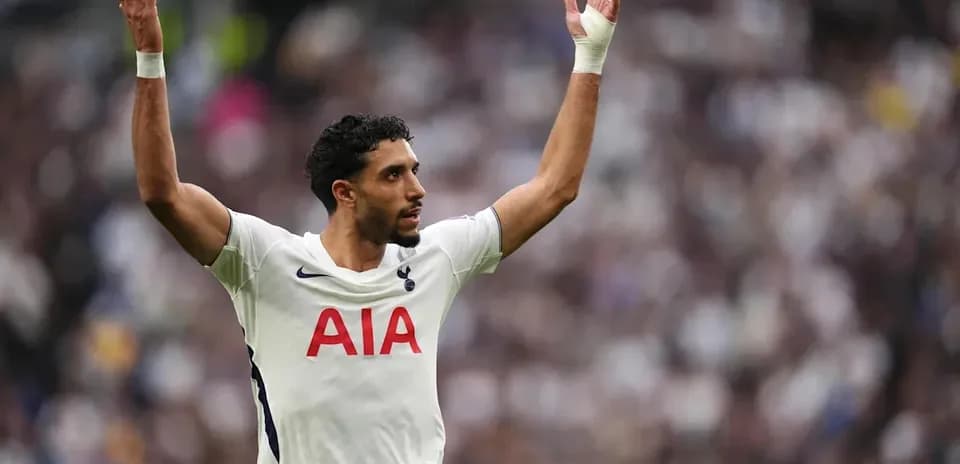 Jugador de Tottenham levantando las manos durante el partido