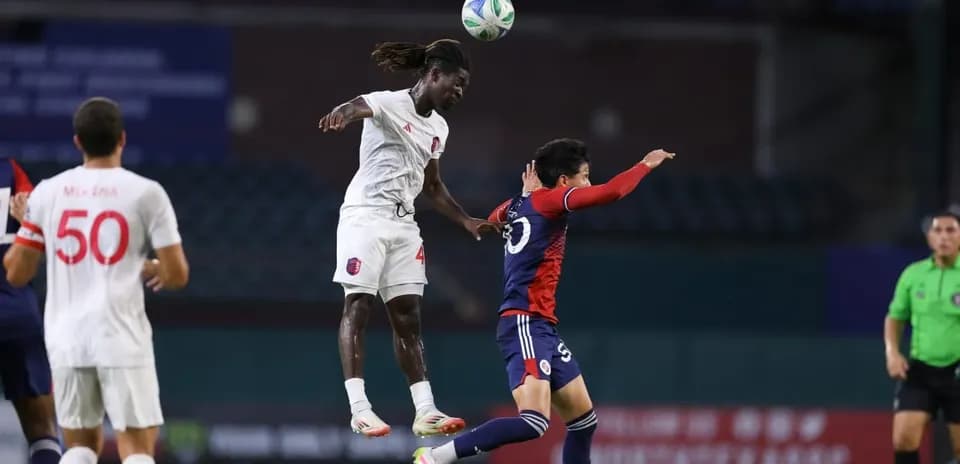 Un jugador saltando para cabecear el balón