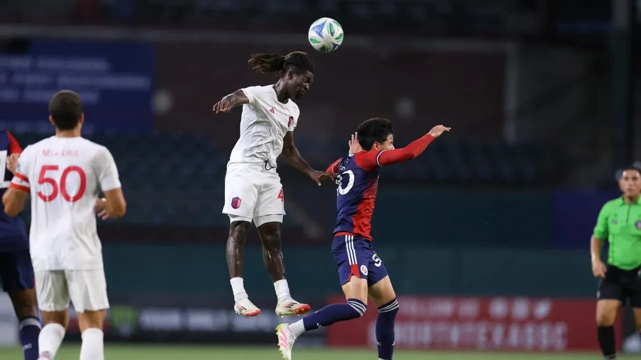 Un jugador saltando para cabecear el balón