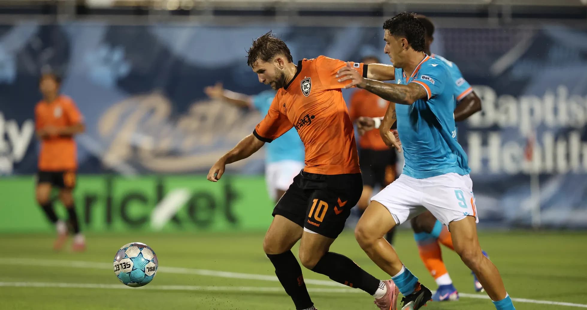 Jugador de Miami FC luchando por el balón
