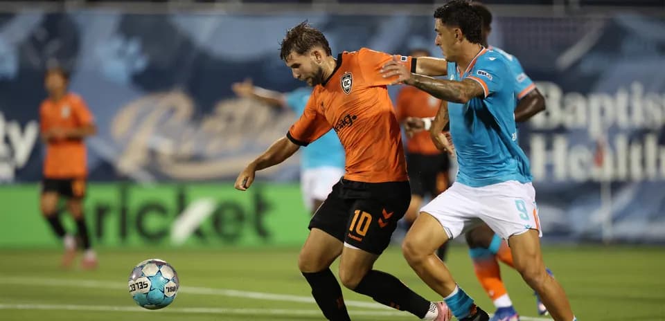 Jugador de Miami FC luchando por el balón