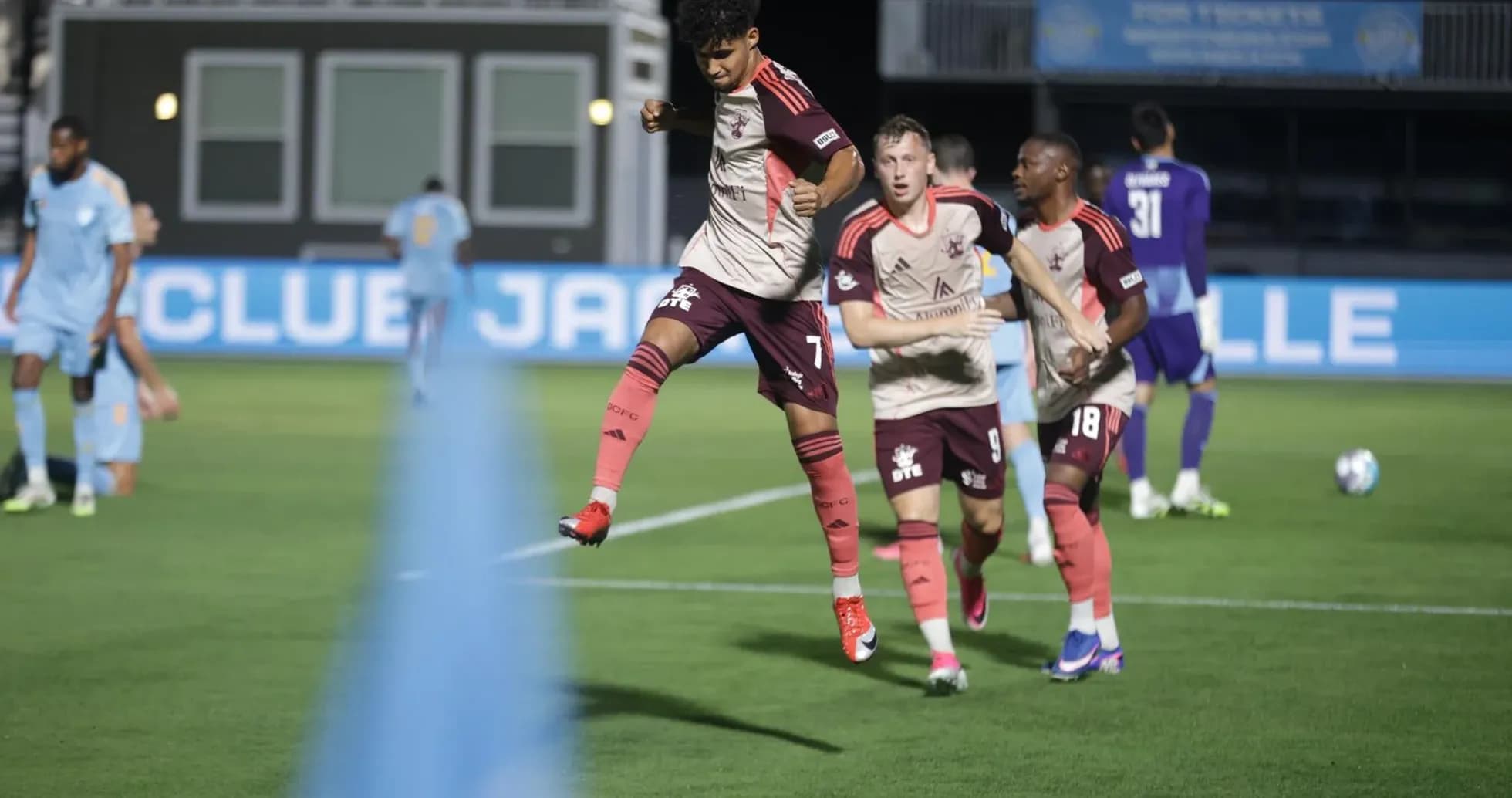 Jugadores celebrando un gol de Detroit City