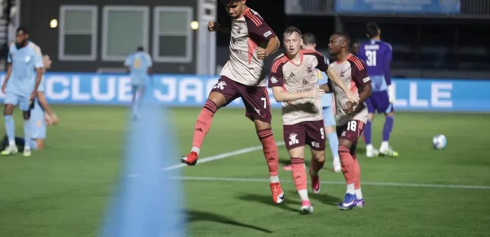 Jugadores celebrando un gol de Detroit City