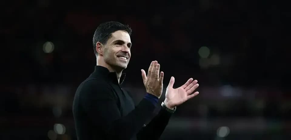 Entrenador aplaudiendo durante el partido