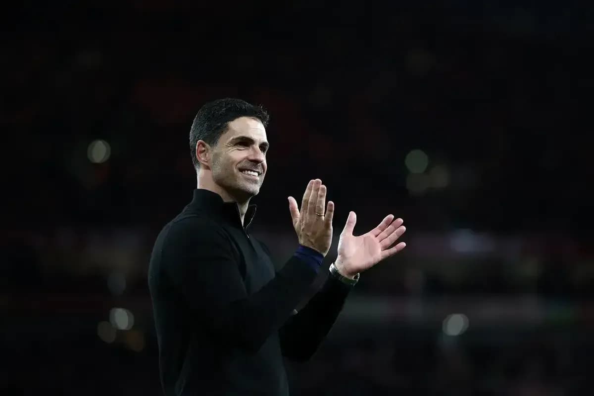 Entrenador aplaudiendo durante el partido