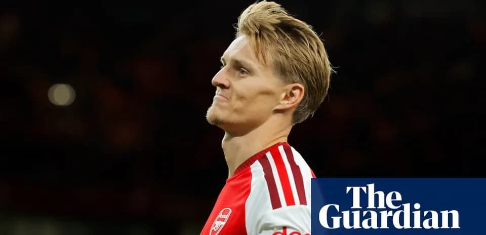Jugador de Arsenal mirando hacia el campo