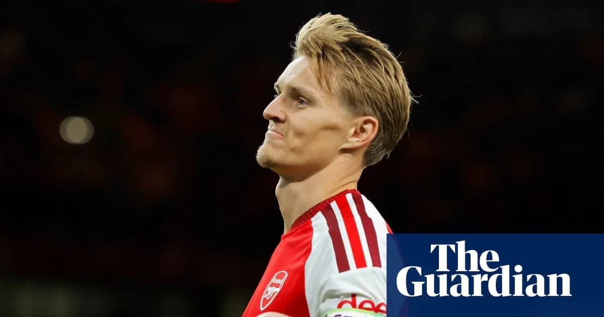 Jugador de Arsenal mirando hacia el campo
