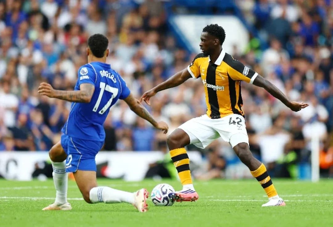 Jugadores de Chelsea y Hull City compitiendo por el balón