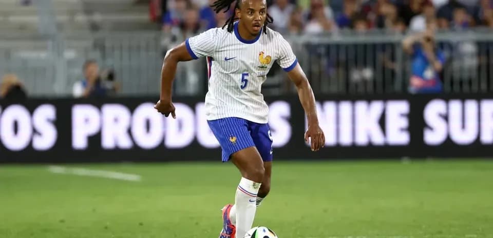 Jugador francés corriendo con el balón en el campo