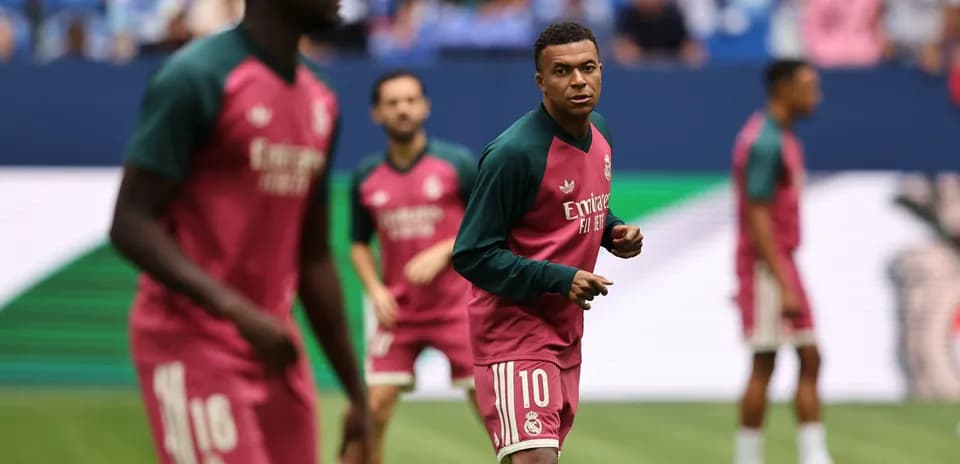 Jugadores del Real Madrid calentando antes del partido