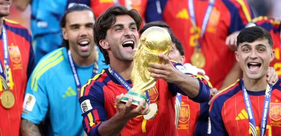Jugador levantando el trofeo de la Copa Mundial