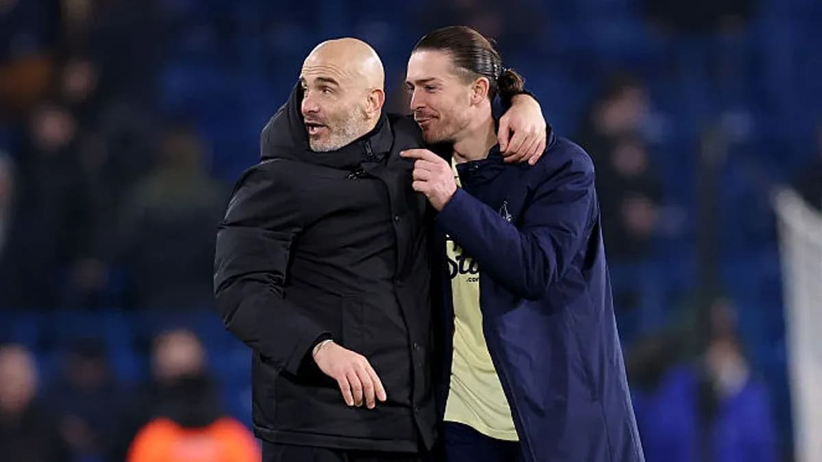 Entrenador y jugador celebrando en el campo
