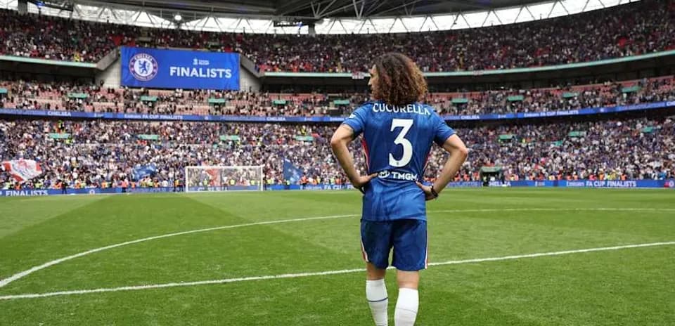 Cucurella en el campo durante final de la FA Cup