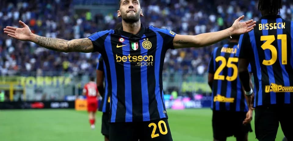 Jugador de Inter celebrando un gol en el campo