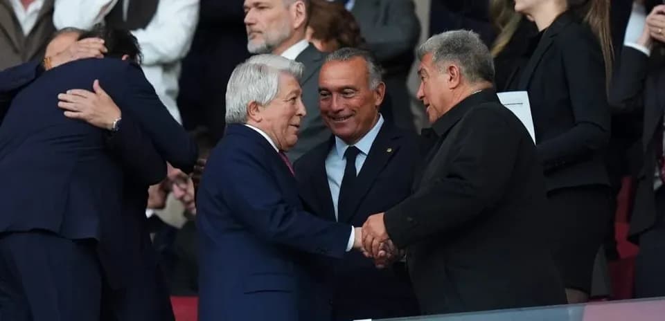 Dirigentes saludando en un evento deportivo