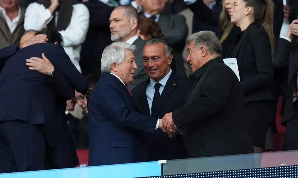 Dirigentes saludando en un evento deportivo