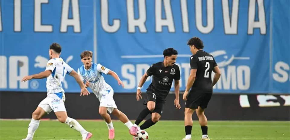 Jugadores en acción durante el partido de fútbol