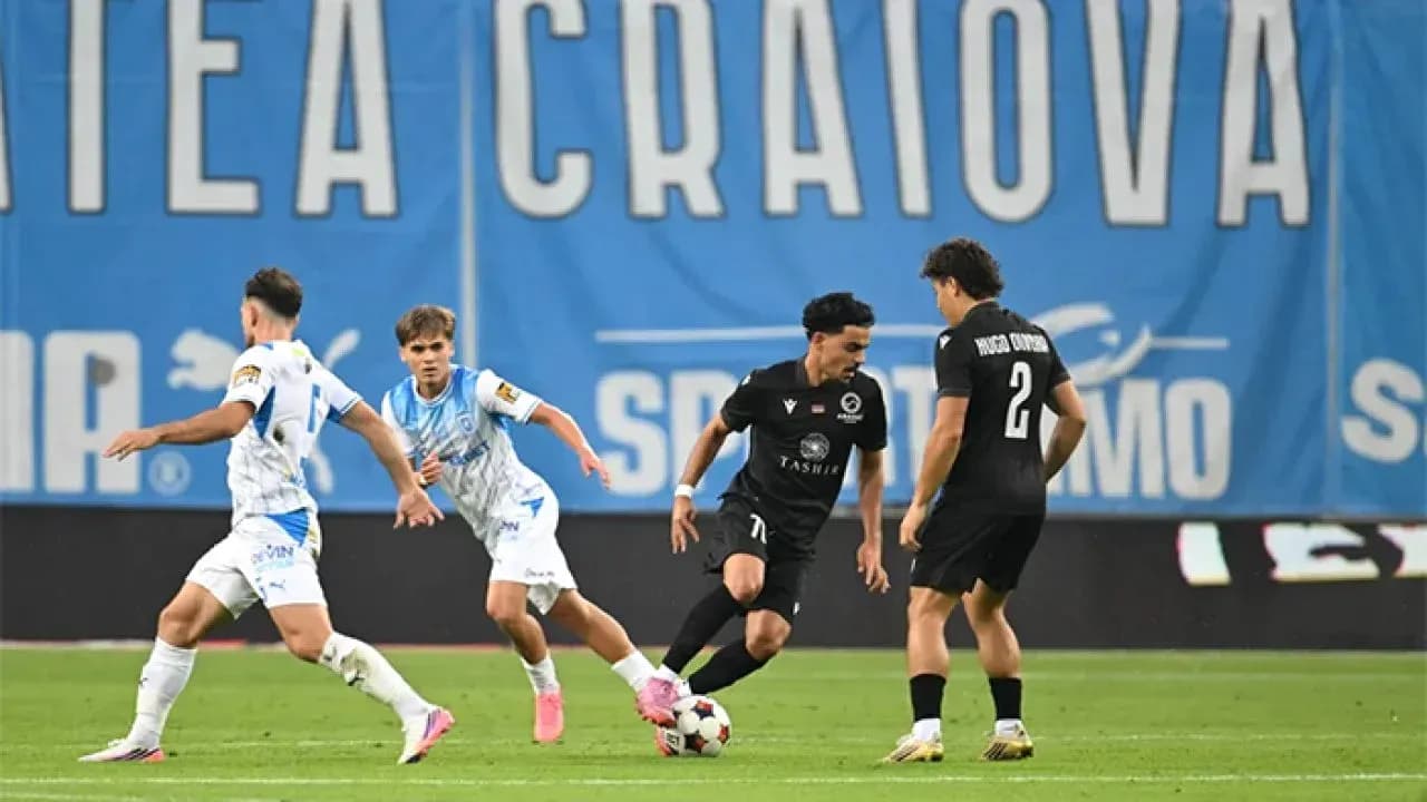 Jugadores en acción durante el partido de fútbol