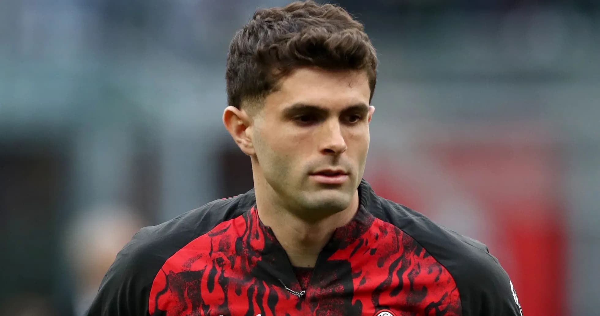 Jugador con camiseta del AC Milan en el campo