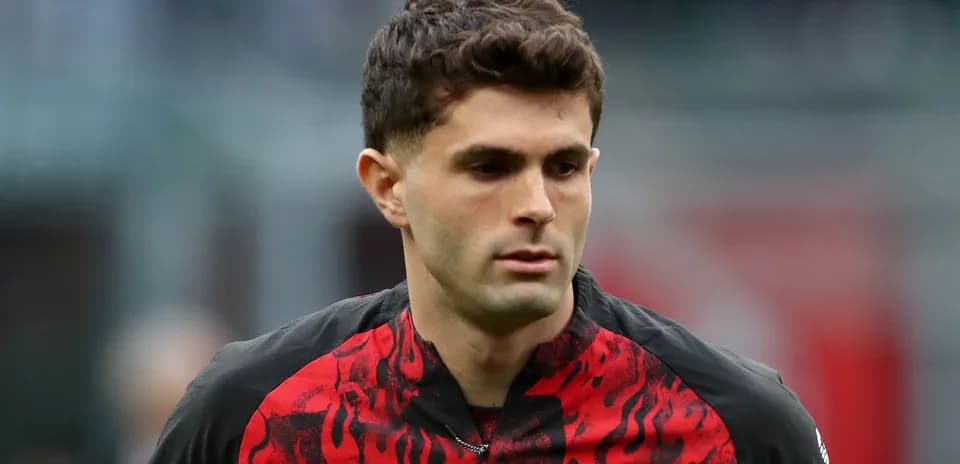 Jugador con camiseta del AC Milan en el campo