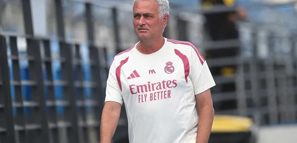 Entrenador de fútbol en camiseta del Real Madrid