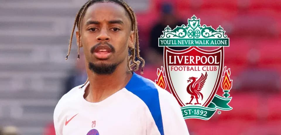 Jugador de PSG entrenando con logo de Liverpool