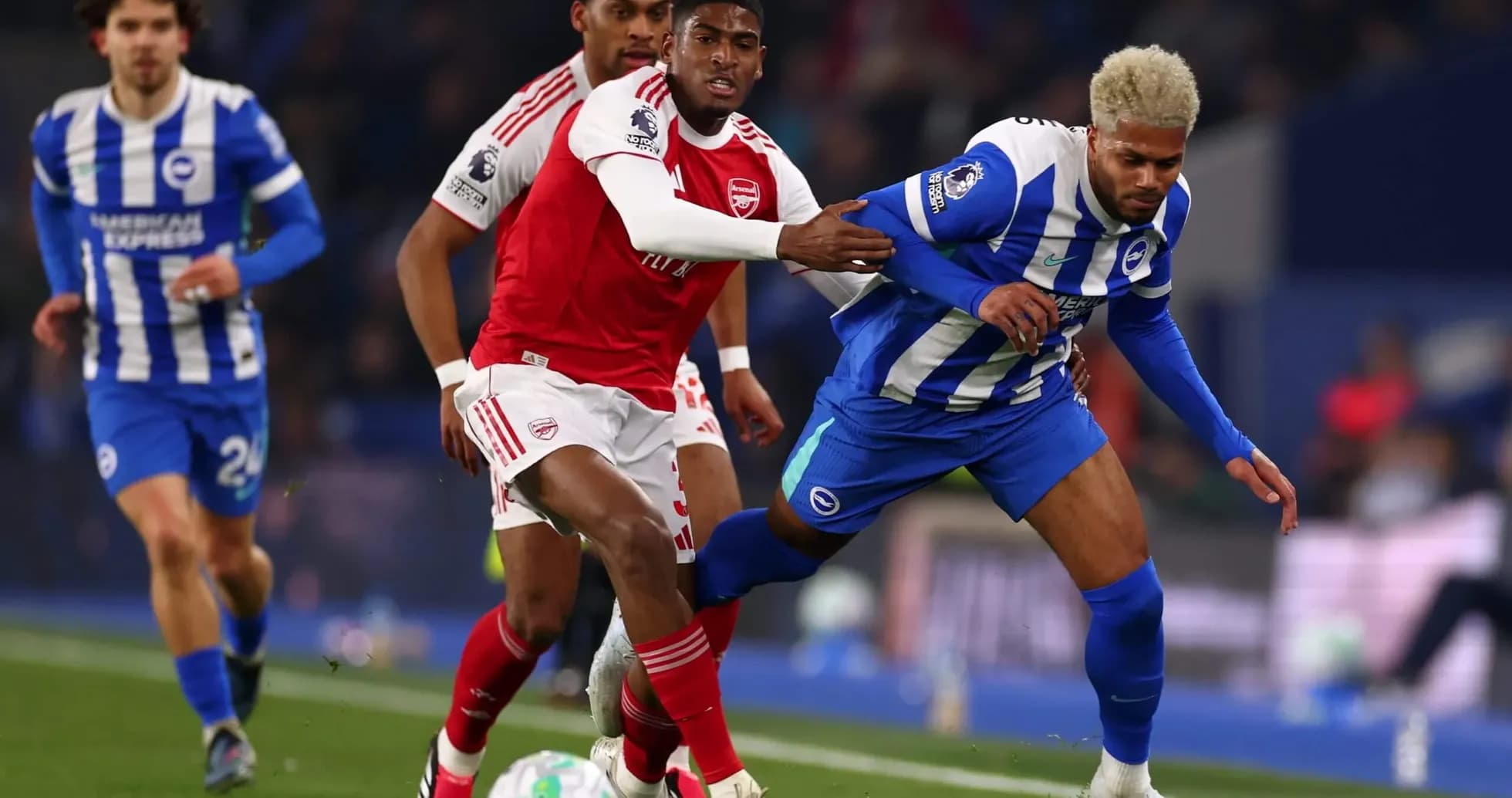 Jugadores de Brighton y Arsenal en acción