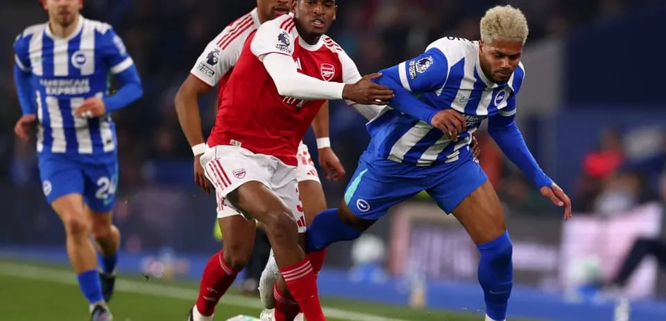 Jugadores de Brighton y Arsenal en acción