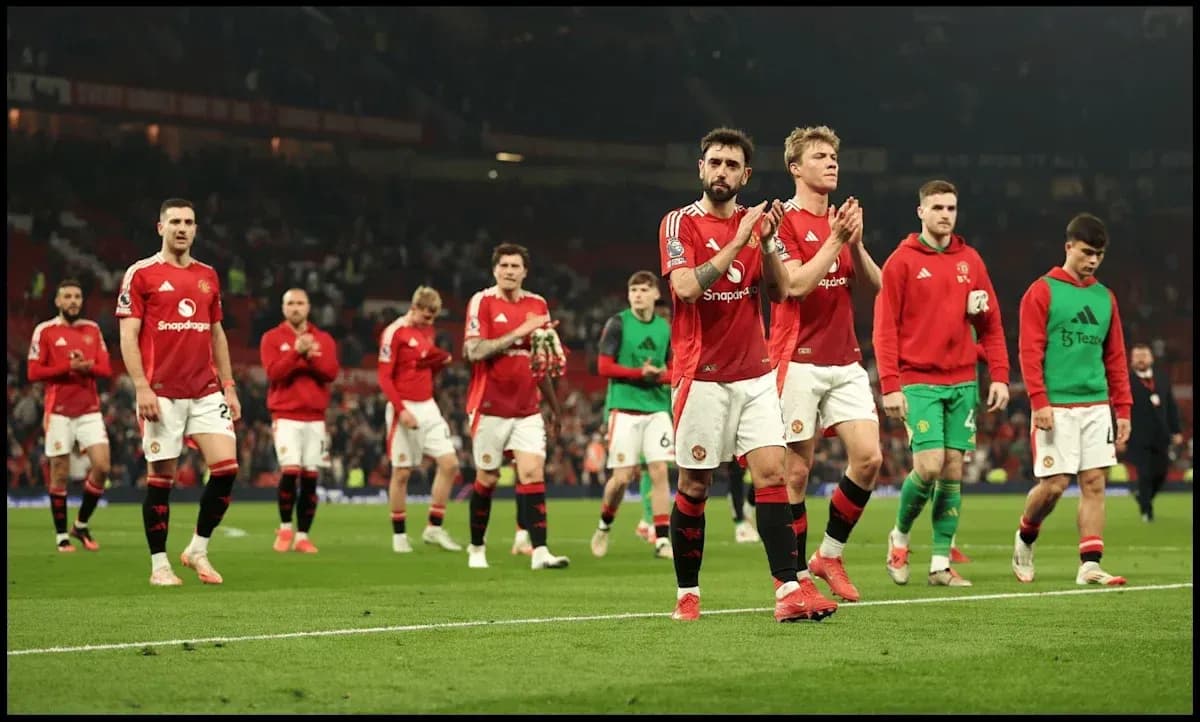 Jugadores del Manchester United aplaudiendo tras el partido
