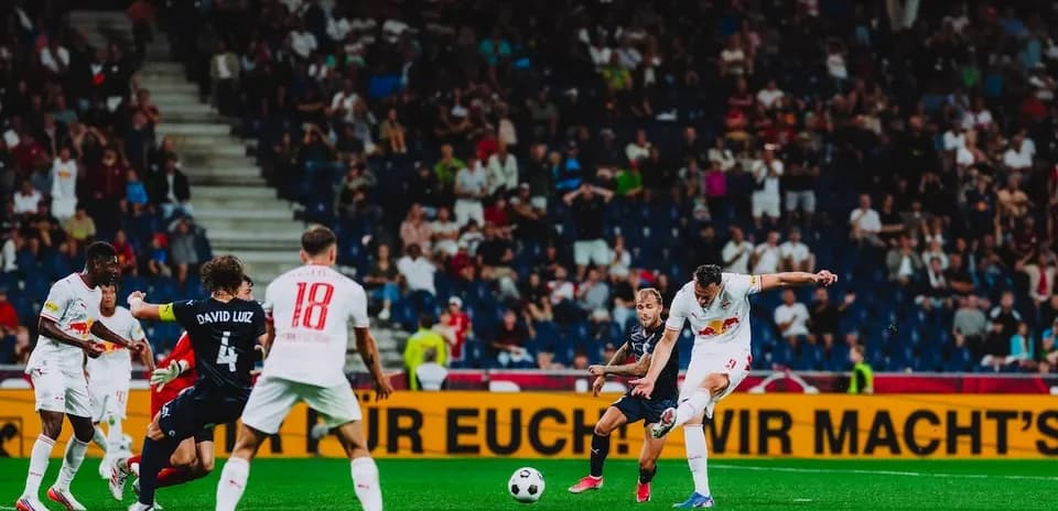 Jugadores de Red Bull Salzburg en acción