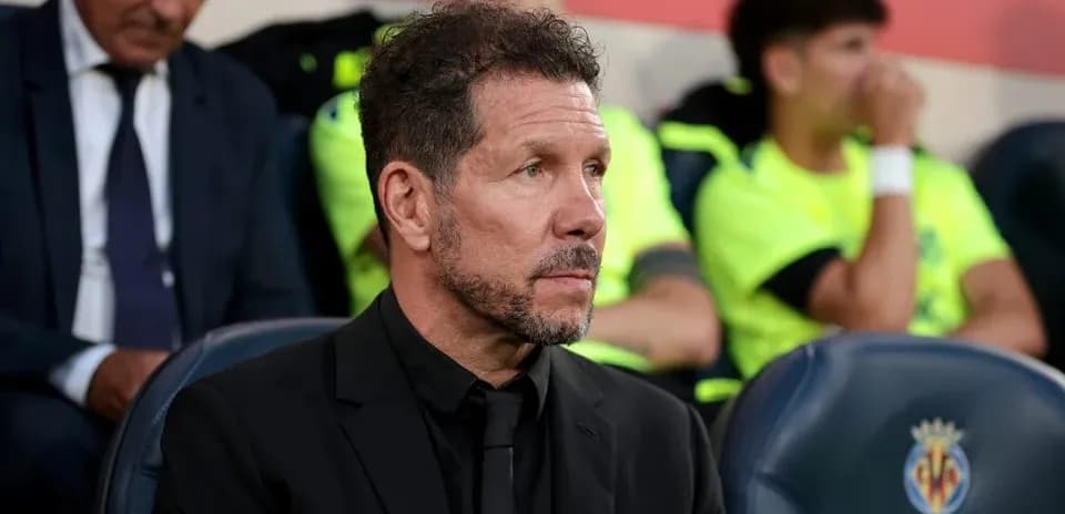 Entrenador sentado en el banquillo durante el partido