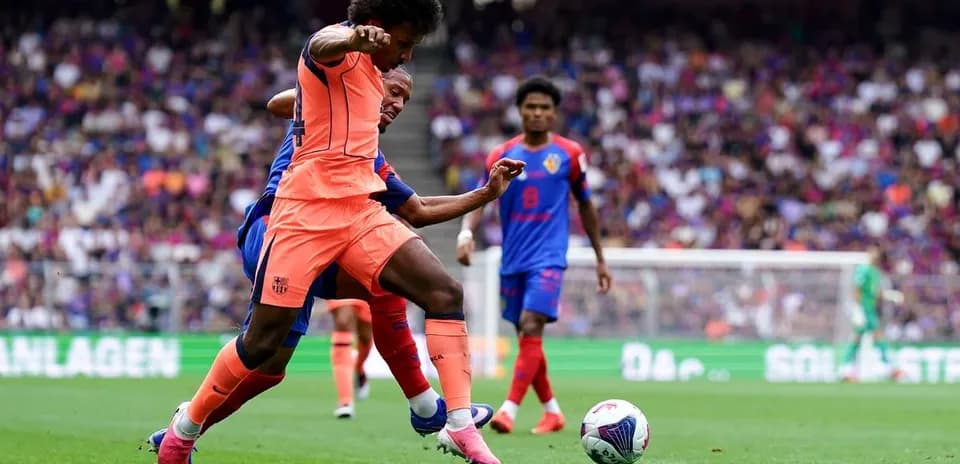 Jugador del Barcelona driblando a oponente en partido
