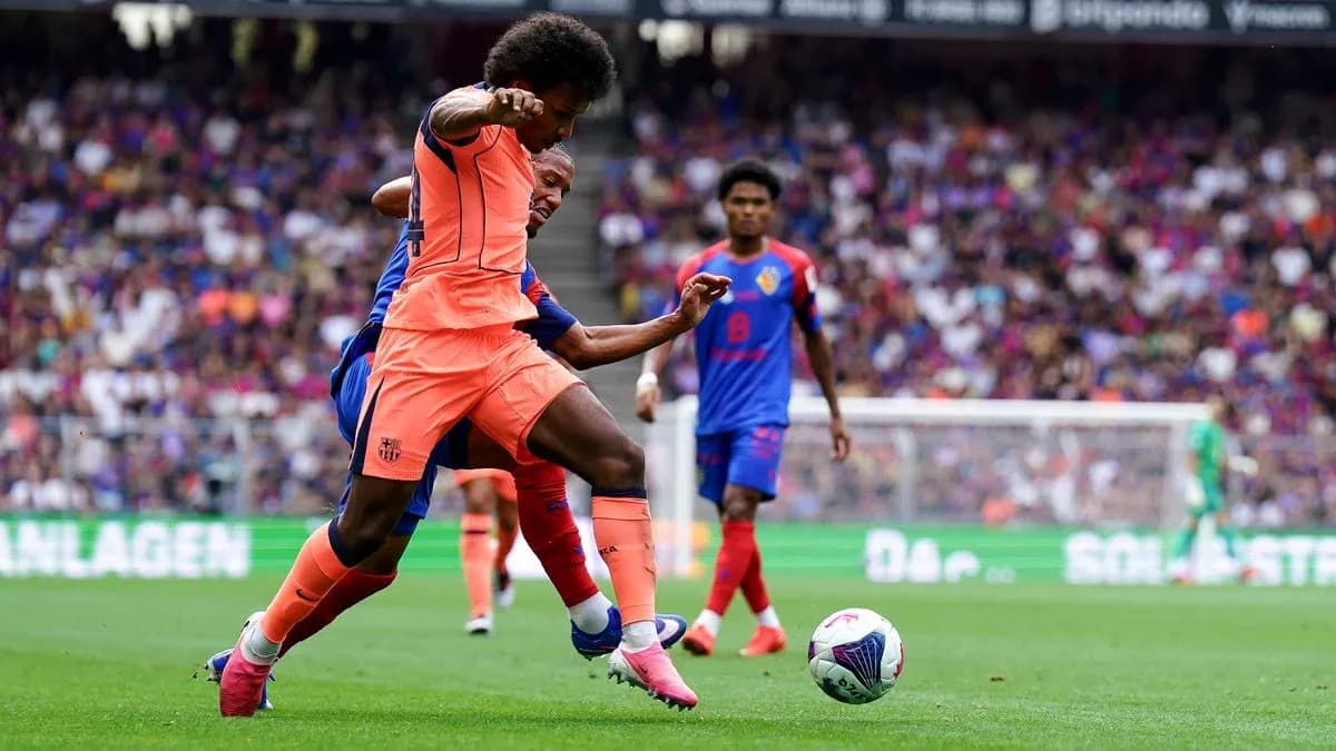 Jugador del Barcelona driblando a oponente en partido