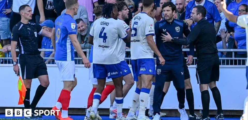 Jugadores y árbitros discutiendo en el campo