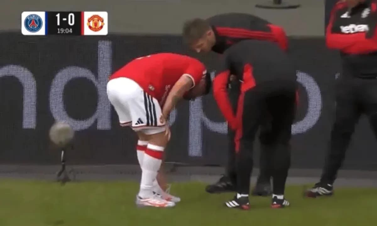 Jugador de Manchester United siendo atendido por el cuerpo técnico