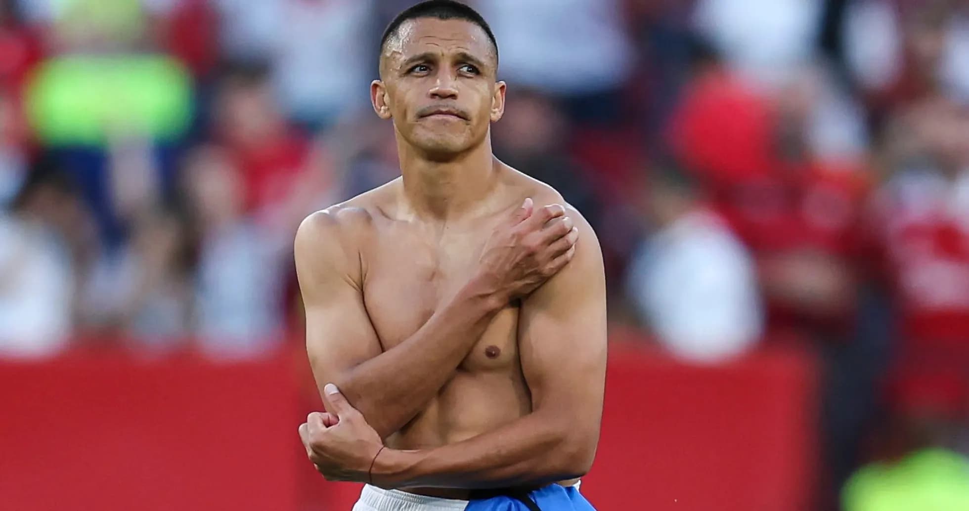 Jugador con camiseta retirada en el campo