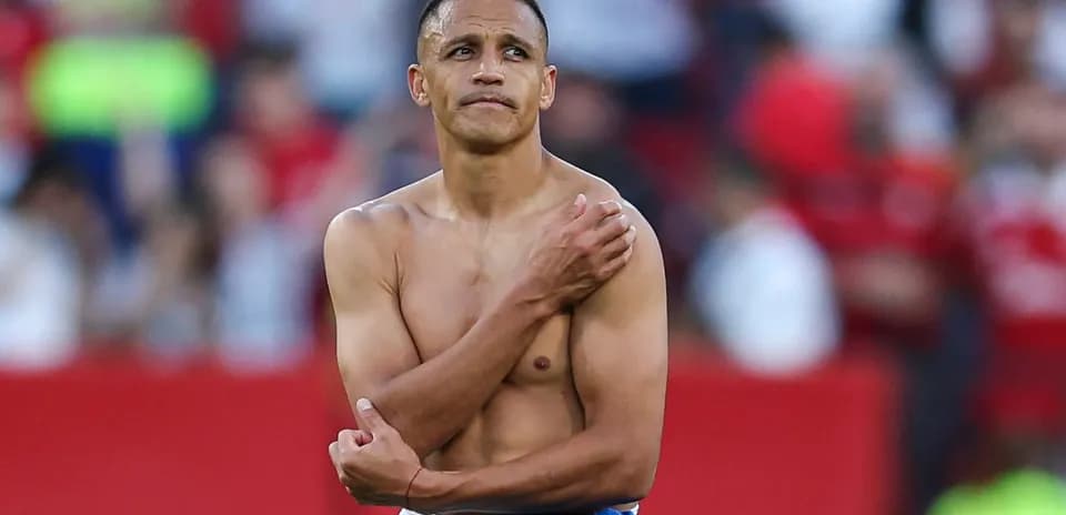 Jugador con camiseta retirada en el campo