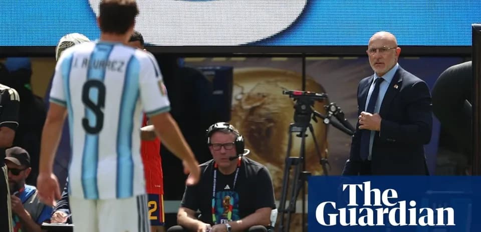 Jugador de Argentina saliendo del campo durante el partido
