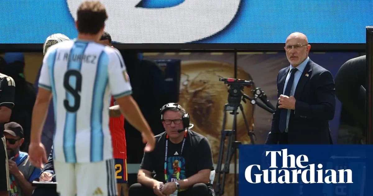 Jugador de Argentina saliendo del campo durante el partido