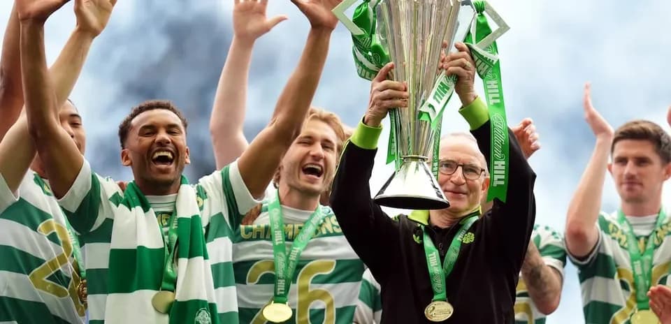 Jugadores de Celtic celebrando con el trofeo